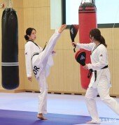 김유진, 시원시원한 발차기