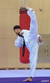 서건우, 파리로 향하는 발차기