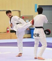 서건우, 무게감 느껴지는 발차기