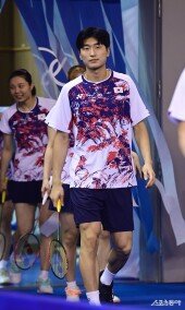 김원호, 긴장한 등장