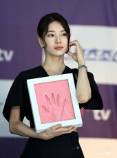 수지, 귀여운 볼하트~