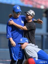 박병호-정수성 코치, 반가운 포웅