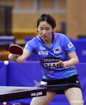 이은혜, 진지한 표정으로