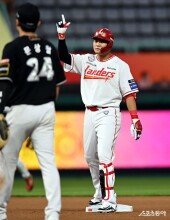 고명준, 노히트를 깨뜨리는 2루타~