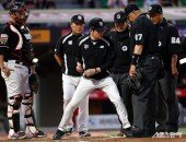 이강철 감독, 배터스 박스를 벗어난 타격에 항의…