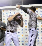 켈리, 9이닝 1피안타 완봉승 축하 물 세례