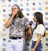 무실점 완봉승 거둔 켈리, 눈물