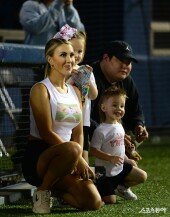 켈리 완봉승 기뻐하는 가족