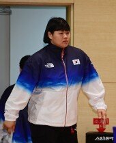 김하윤, 위풍당당한 입장