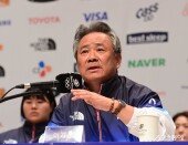 질문에 답하는 이기흥 회장