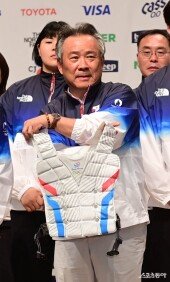 이기흥 회장, 파리에서 사용할 냉조끼입니다