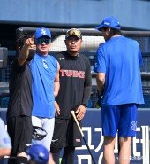 정수성 코치 ‘저쪽으로’