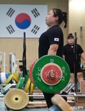 김수현, 태극기 앞에서