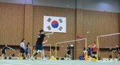태극기 앞에서 땀 흘리는 배드민턴 대표팀