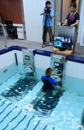 수중치료 하는 김지수