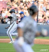 전병우 ‘2루주자부터 아웃’