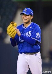 이승현, 5회까지 무실점에 감출 수 없는 웃음