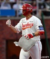 최정, 9시즌 연속 20홈런 기록!