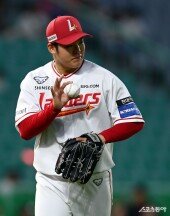 교체되는 시리카와, 아쉬움 가득 마지막 투구