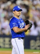 오승환, 승리 지키고 자축의 박수