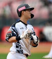 배정대, 달아나는 솔로포~