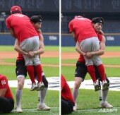 최지훈, 조동화 코치님 들고 스쿼트