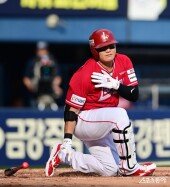 배트 놓치며 어깨 잡는 추신수