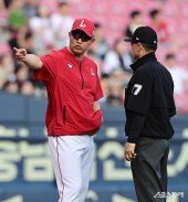 세 번째 그라운드로 나온 이숭용 감독