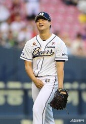 최지강, 야수의 호수비에 자동 웃음