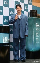 황희찬, 이런 자리는 어색해