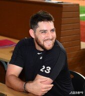 환한 미소로 인터뷰하는 오스틴