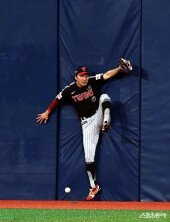 박해민, 볼을 잡기에는 위험했어~