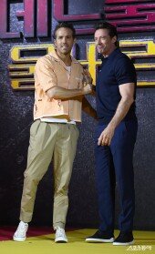 손 잡은 데드풀과 울버린