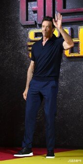 휴 잭맨, 온화한 손인사