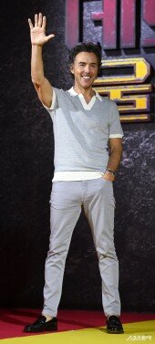 숀 레비 ‘환한 미소 손인사’