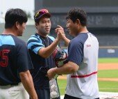 전준우, 의지야 어제 홈런 멋있었어