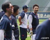 강승호, 김태룡 단장의 칭찬에 미소