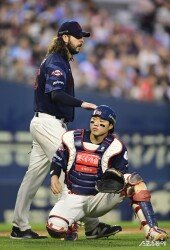 윌커슨-손성빈, 토닥토닥