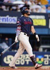 레이예스, 만루 찬스에 뜬공이라니!