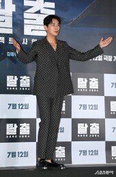 주지훈 ‘즐겁게 봐주세요’