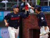 투런포 전준우, 기분좋은 후반기 첫 홈런~