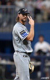 와이스 ‘사인이 잘 안 보여’