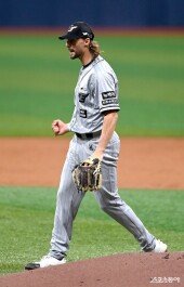 와이스 ‘병살로 이닝 종료’