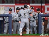 김경문 감독 ‘백투백 홈런 좋았어’