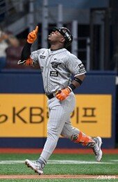 페라자 ‘홈런 세리머니’