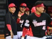 이범호 감독-손승락 코치, 연속 득점에 싱글벙글