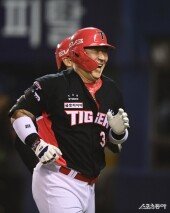 최형우, 만루포에 참을 수 없는 웃음