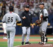 투수 교체하는 양상문 코치