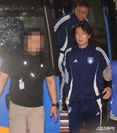 국가대표팀 감독 내정 후 첫 경기 치르는 홍명보 감독