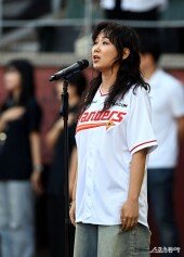 애국가 부르는 안신애